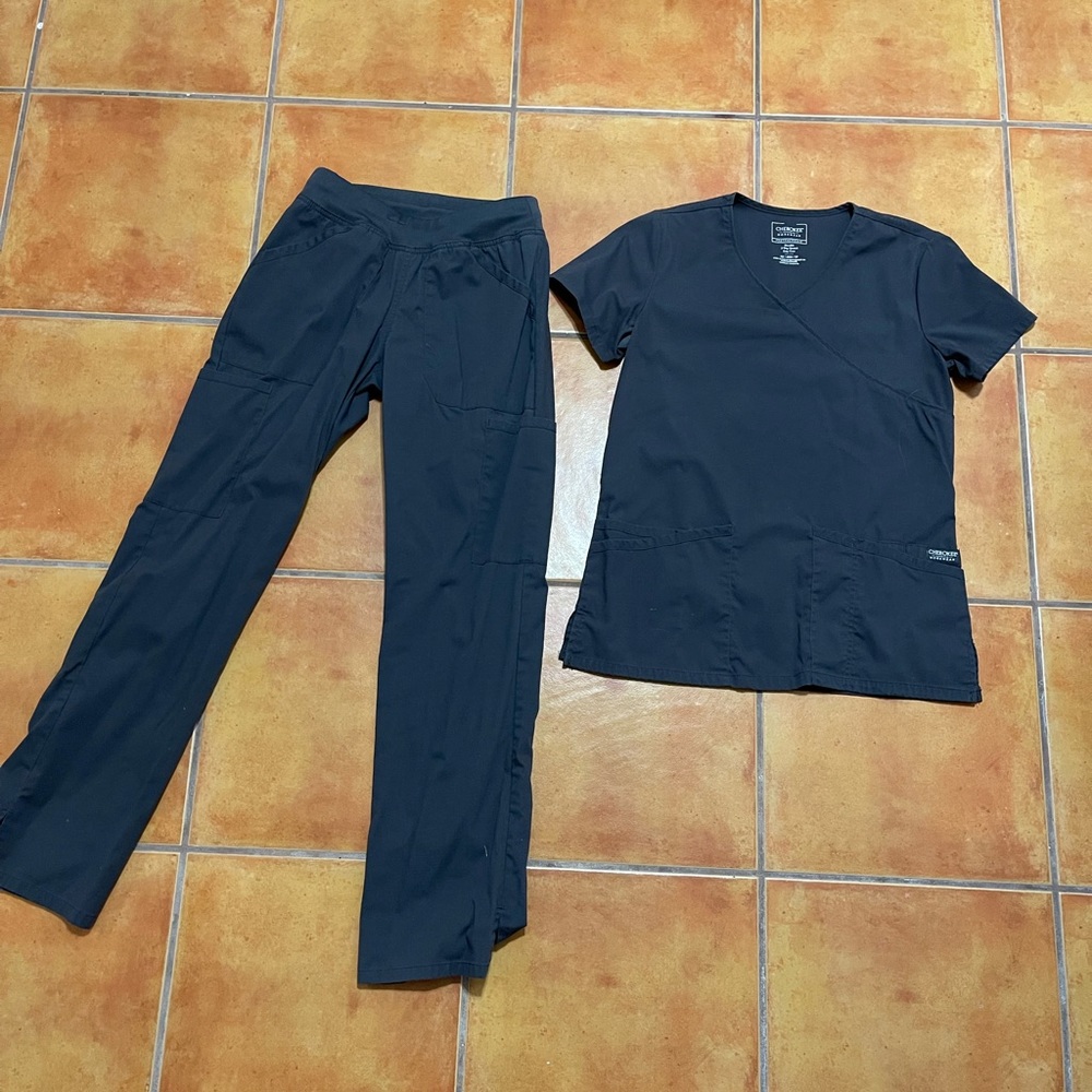 Scrub set like new. Used once.